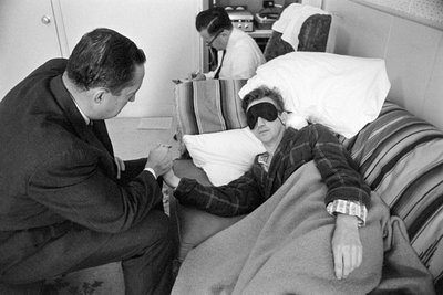 Geestelijke gezondheidszorg patiënt ondergaat psychofarmacologie therapie en experimentatie door Ted Spiegel