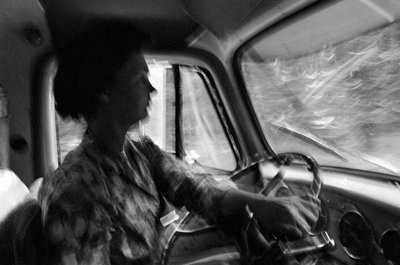 Mildred Cooper is een 43-jarige grootmoeder, vrachtwagenchauffeur met een houtvrachtwagen door Ted Spiegel