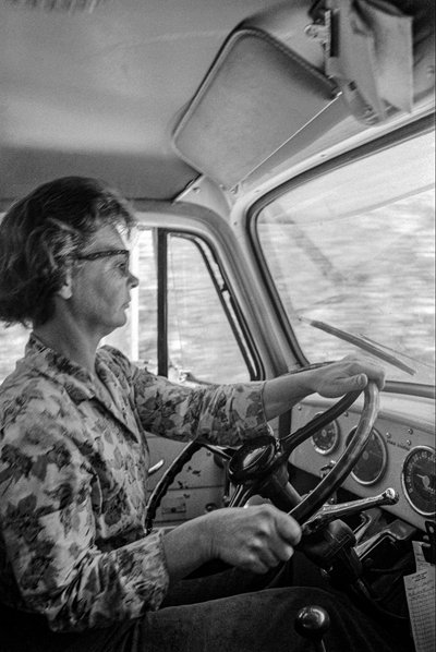 Mildred Cooper is een 43-jarige grootmoeder, is een vrachtwagenchauffeur met een vrachtwagen met hout door Ted Spiegel