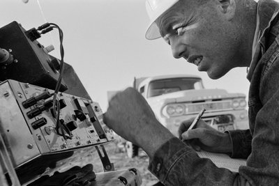 Mineraloog bestudeert gegevens in de Morenci-mijn voor Phelps Dodge Smelter Douglas Arizona door Ted Spiegel