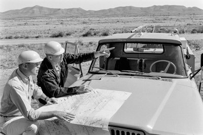 Mineralogen plannen open-pit-excavatie bij de Morenci-mijn voor Phelps Dodge Smelter Douglas Arizona door Ted Spiegel