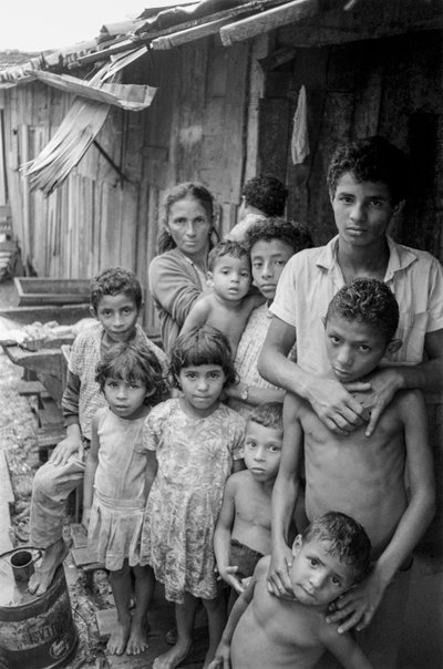 Moeder met tien kinderen buiten hun hut in Mexico door Ted Spiegel