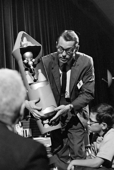NASA-ingenieur legt het interne mechanisme van een raket uit op de Wereldtentoonstelling van Seattle door Ted Spiegel