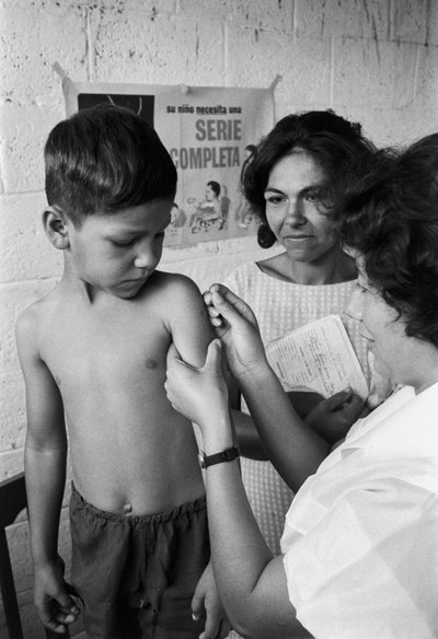 Verpleegster vaccineert een Ecuadoraanse jongen tijdens een missie van het ziekenhuisschip SS Hope door Ted Spiegel