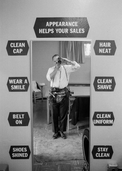Fotograaf Ted Spiegel zelfportret bij Chevron station trainingsschool door Ted Spiegel