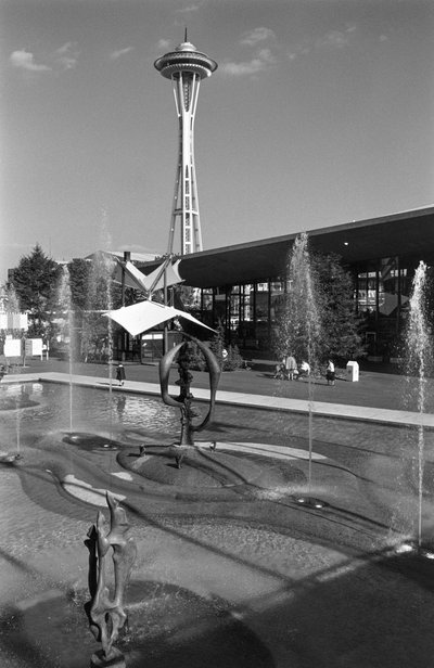 Zwembad, fontein, sculptuur en Space Needle op de Wereldtentoonstelling van Seattle door Ted Spiegel