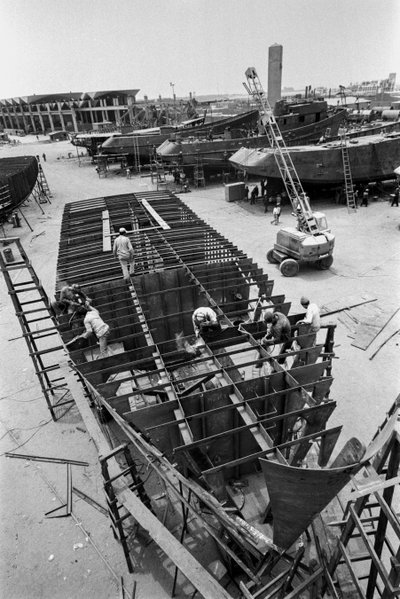 Promecan scheepswerf, Haven van Callao, purse seine vissersboten worden gebouwd door Ted Spiegel