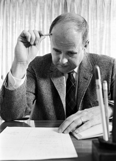 Dominee Lincoln Reed van de kerk schrijft en bewerkt aantekeningen voor een zondagse preek door Ted Spiegel