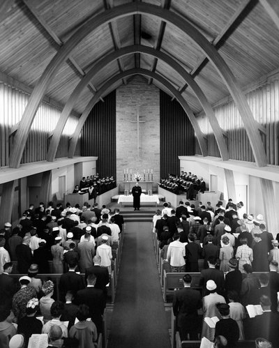 Dominee spreekt de gemeente toe tijdens de zondagse dienst in de First Congregational Church door Ted Spiegel