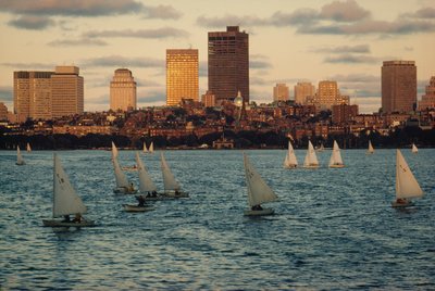 Zeilboten bij zonsondergang in Charles River Basin, onder Beacon Hill door Ted Spiegel