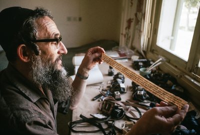 Schrijver aka sofer controleert de inhoud van een tefillin door Ted Spiegel