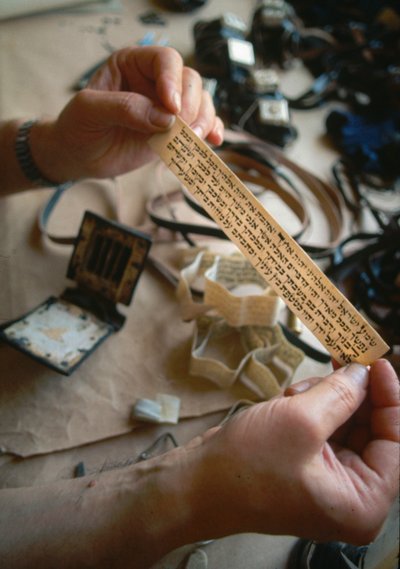 Schrijver aka sofer controleert de inhoud van een tefillin door Ted Spiegel