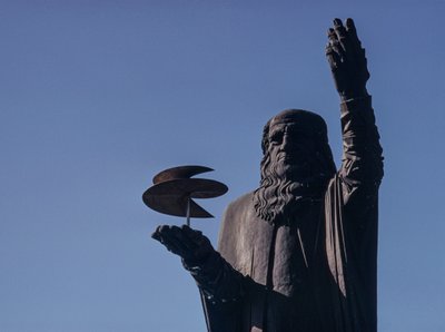 Standbeeld van Leonardo da Vinci met een luchtvijzel op Rome