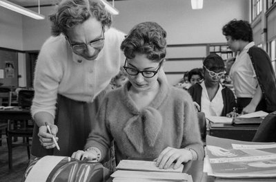 Leraar en vrouwelijke student in een boekhoudklas op James A. Garfield High School door Ted Spiegel