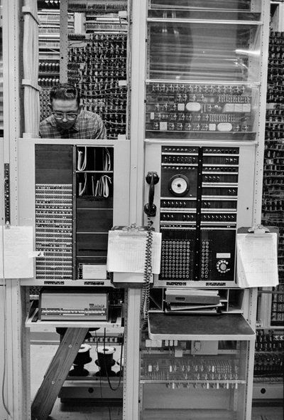 Onderhoud van telefoonapparatuur bij PacTel, ook bekend als Pacific Telephone, in Bellingham door Ted Spiegel