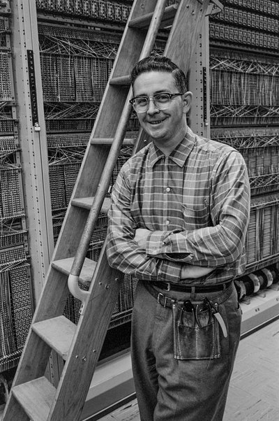 Onderhoud van telefoonapparatuur bij PacTel, ook bekend als Pacific Telephone, in Bellingham door Ted Spiegel
