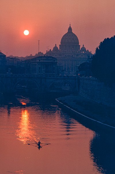 Tiber met de Sint-Pietersbasiliek bij zonsondergang door Ted Spiegel