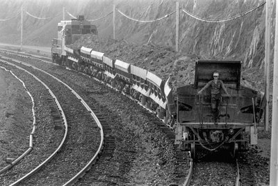 Trein vervoert kopererts van mijn naar smelter bij Phelps Dodge Smelter Douglas Arizona door Ted Spiegel