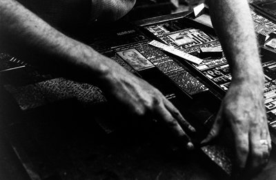 Zetter zet koude type van linotype machine voor de krant Frontiersman in Palmer, Alaska door Ted Spiegel