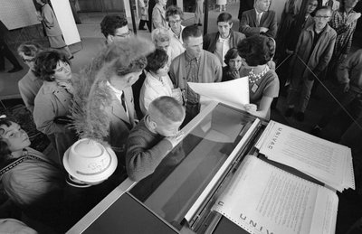 Bezoekers van de Wereldtentoonstelling van Seattle 1962 bekijken vroege mainframe UNIVAC-computer door Ted Spiegel