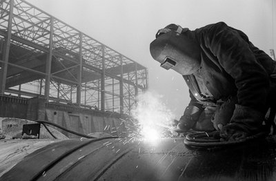 Lasser gebruikt acetyleenbrander om industriële pijpen te lassen op bouwplaats in Hanfor door Ted Spiegel