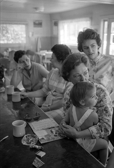 Vrouwen aan een toonbank praten tijdens het ontbijt in een diner in Oregon door Ted Spiegel