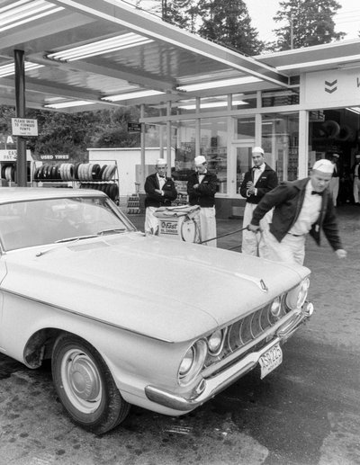 Jonge mannen die worden opgeleid tot tankstationmedewerkers bij Chevron station door Ted Spiegel