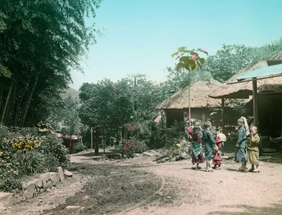 Kinderen spelen op straat op de weg naar Miyanoshita ca 1900 - 1915 (foto) door Teijiro Takagi