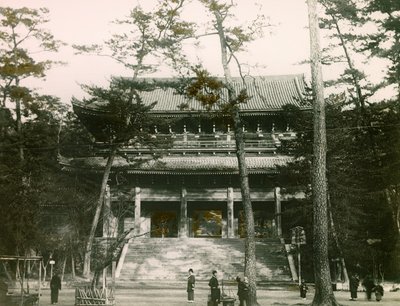 Chion-in boeddhistische tempelpoort, district Higashiyama, Kyoto, circa 1900 - 1915 (foto) door Teijiro Takagi