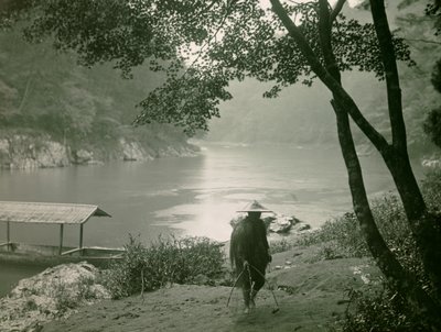 Visser bij de Hozu rivier, Arashiyama district, Kyoto circa 1900 - 1915 (foto) door Teijiro Takagi