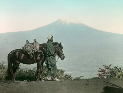 Japanse man met paard op de berg Otome, toga starend naar de berg Fuji, circa 1900 - 1915 (foto) door Teijiro Takagi