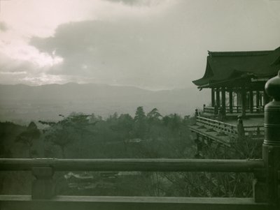 Kiyomizu-dera tempel in Kyoto, circa 1900 - 1915 (foto) door Teijiro Takagi