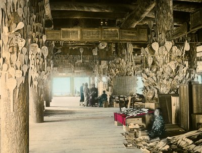 Rijstlepelverkoper in het Duizend-Tatami Paviljoen, Miyajima, circa 1900 - 1915 (foto) door Teijiro Takagi