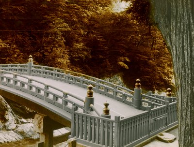 De Shinkyo (heilige brug) in de stad Nikko, circa 1900 - 1915 (foto) door Teijiro Takagi
