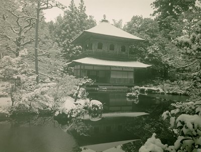 Gezicht op Ginkaku-ji onder de sneeuw in Kyoto, circa 1900 - 1915 (foto) door Teijiro Takagi
