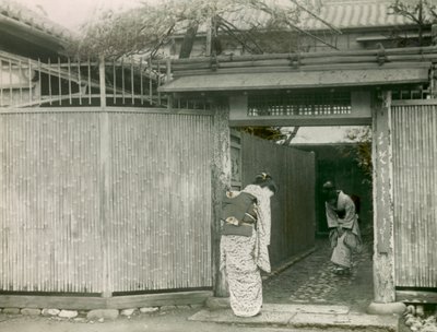 Jonge Japanse vrouw op bezoek bij een vriendin, circa 1900 - 1915 (foto) door Teijiro Takagi