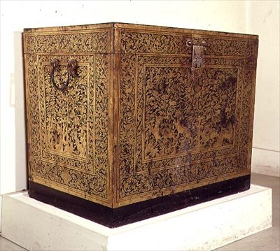 Zwarte lak koffer met vergulde decoratie, mogelijk boeddhistische schriftkist, gemaakt in Ayudhya, Thailand door Thai School