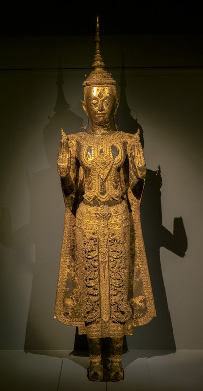 Boeddha parade maakt het gebaar van de afwezigheid van angst met beide handen door Thai School