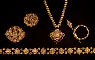 Juwelen, Ayutthaya-periode (1350-1767), 17e tot 18e eeuw (goud en edelstenen) door Thai School