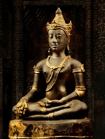 Lanna Boeddha versierd met regalia door Thai School