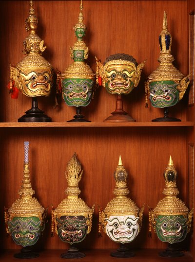 Maskers voor Khon-theater (keramiek en metaal) door Thai School