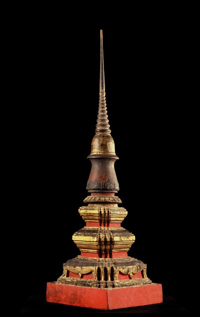 Model van een chedi of relikwietoren (hout) door Thai School