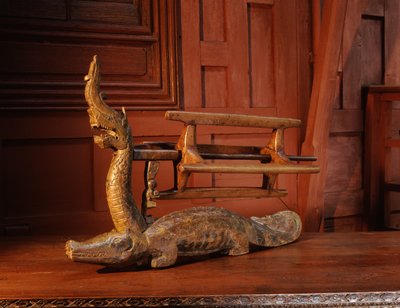 Garenwinder in de vorm van een alligator met het hoofd van een Naga (hout) door Thai School