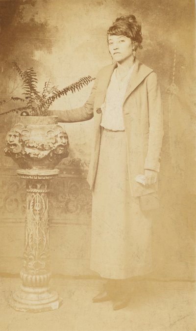 Fotografische ansichtkaart van een vrouw, 1918-1930 door The Rex Photo Studio
