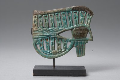Wedjat-oog amulet met figuren van de god Nehebkau door Third Intermediate Period Egyptian