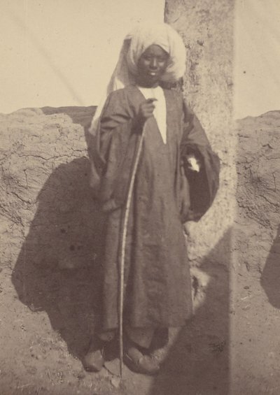 [Portret van een jonge Noord-Afrikaanse man die tegen een pilaar staat]. door Théodule Devéria