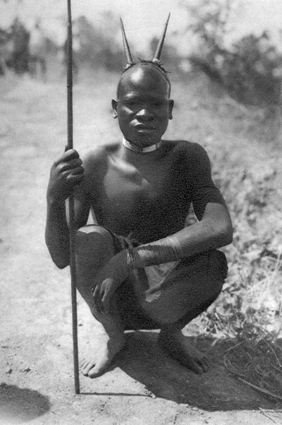Een jongen met hoorns, Abercorn naar Tukuyu, Tanganyika, 1925-1927 door Thomas A. Glover