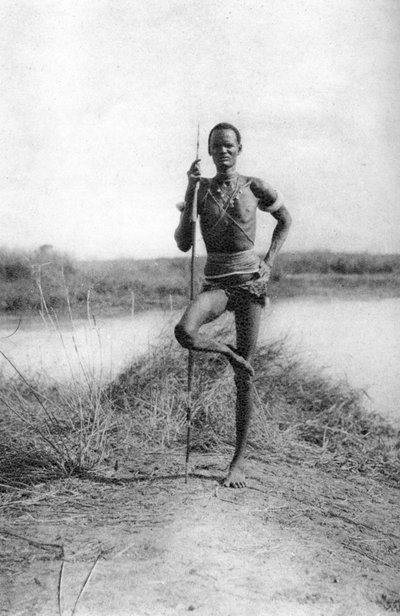 Een karakteristieke Dinka-houding, Terrakekka naar Aweil, Soedan, 1925-1927 door Thomas A. Glover