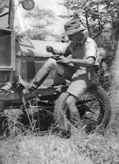Chaplin Court Treatt, Britse auto-pionier, repareert zijn veldtschoen schoenen, c1924-c1926 1927 door Thomas A. Glover