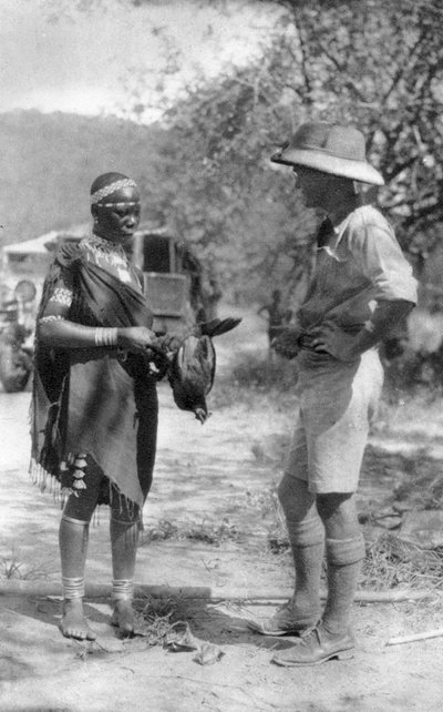 Errol Hinds maakt een deal in kippen, Wankie naar Victoria Falls, Zuid-Rhodesië, 1925 1927 door Thomas A. Glover